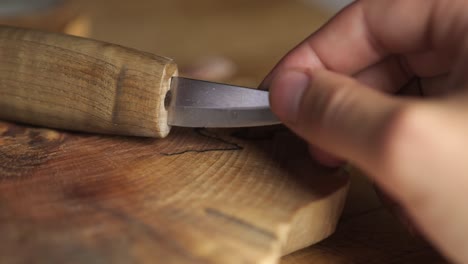 cuchillo de talla romo de cerca después de un uso intensivo
