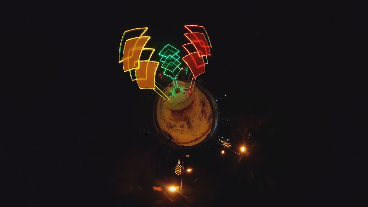 겨울 밤에 노란색, 녹색 및 빨간색 색상 도시 장식