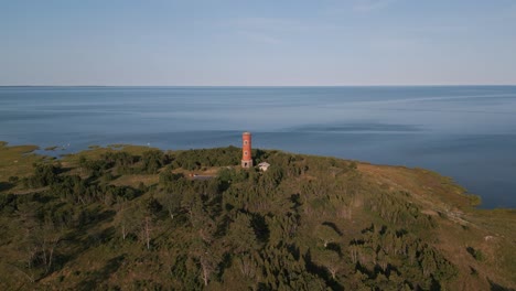 Impresionante-Panorama-De-La-Naturaleza-Vuelo-Aéreo-De-Drones-Antiguo-Lugar-Perdido-Faro-En-La-Costa-Del-Mar-Báltico---Estonia-En-Europa---Sobrevuelo-De-Helicóptero-De-La-Naturaleza-Establecimiento-Tiro-Verano-2022---Vista-De-Pájaro---Océano-Azul