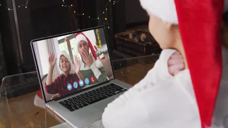 Mujer-Caucásica-Teniendo-Una-Videollamada-Navideña-Con-Su-Familia