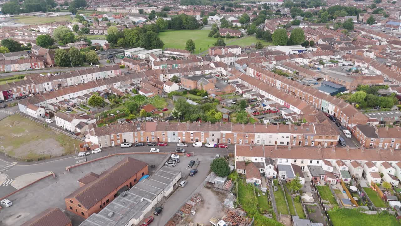 vista aérea de los suburbios residenciales de casas adosadas en bridgwater, mostrando filas de casas, jardines y diseño comunitario