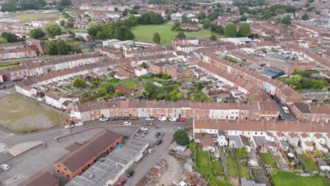 Aerial-view-of-residential-suburbs-of-terraced-houses-in-Bridgwater,-showcasing-rows-of-homes,-gardens,-and-community-layout