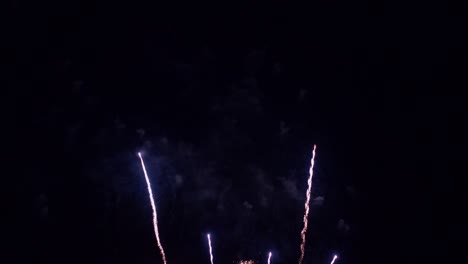 hermosa exhibición de trabajo de fuego colorido por la noche para la celebración en el festival