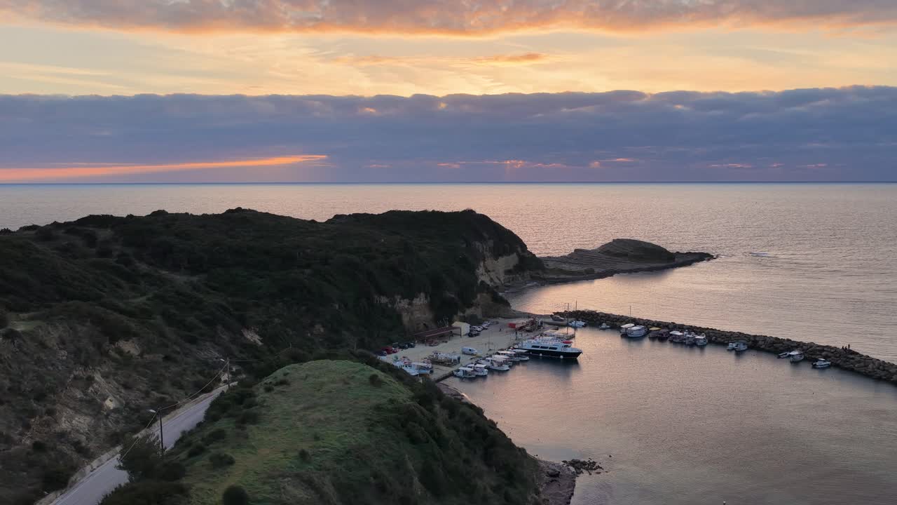 Naturskjønne flyopptak av Agios Stefanos-kystlinjen og -bukten i Korfu, Hellas, med frodige grønne åser og turkist jonisk sjøvann i sen ettermiddagssol