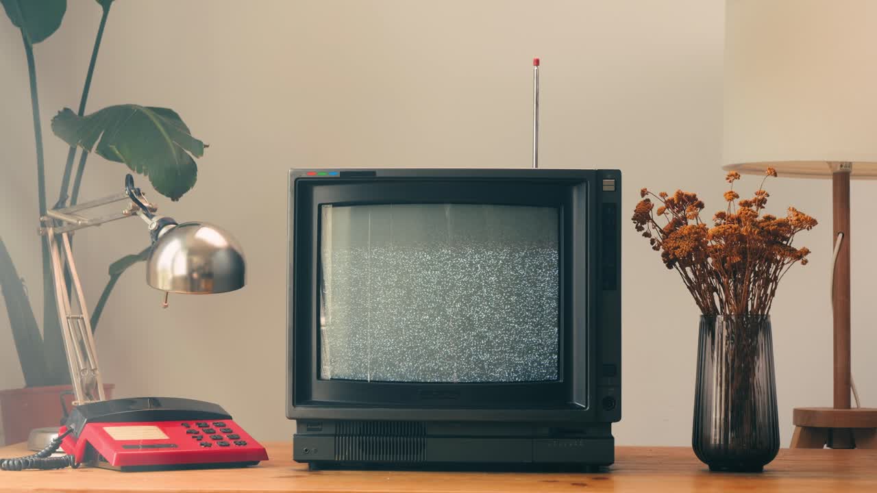ретро телевизор, винтажный телевизор в ностальгической настройке, ретро-телевизор показывает зерно на экране, страшное устройство для хэллоуинской ночи, хорошее для хроматического ключа и зеленого экрана. высококачественный 4k кадр