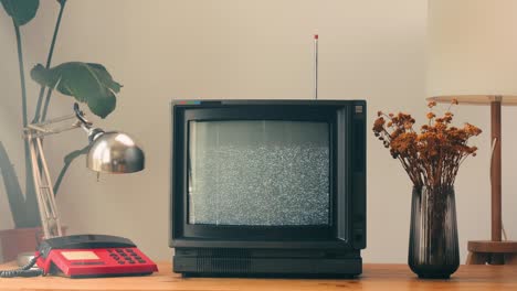 tv retro, televisión vintage en una configuración nostálgica, una tv retro muestra grano en la pantalla, dispositivo aterrador de la noche de halloween bueno para la llave de croma y la pantalla verde. imágenes de alta calidad 4k