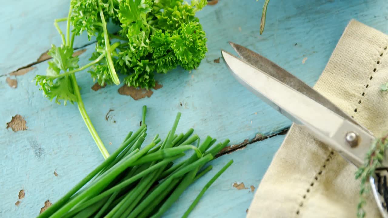 나무 테이블 4k에 다양한 허브, 가위 및  ⁇ 킨