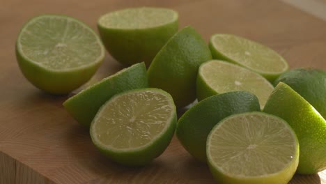 quitando los limones de la tabla de cortar para el ceviche