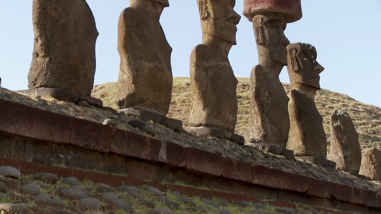 Un'inquadratura in tilt verso l'alto sulle statue dell'Isola di Pasqua
