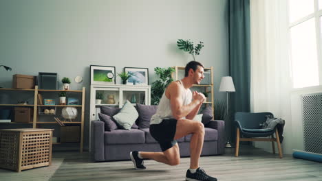 hombre haciendo lunges en casa