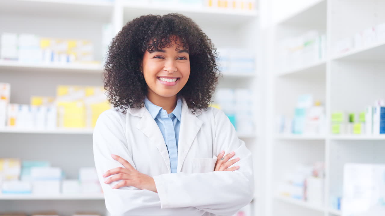 Un pharmacien fier debout devant des médicaments