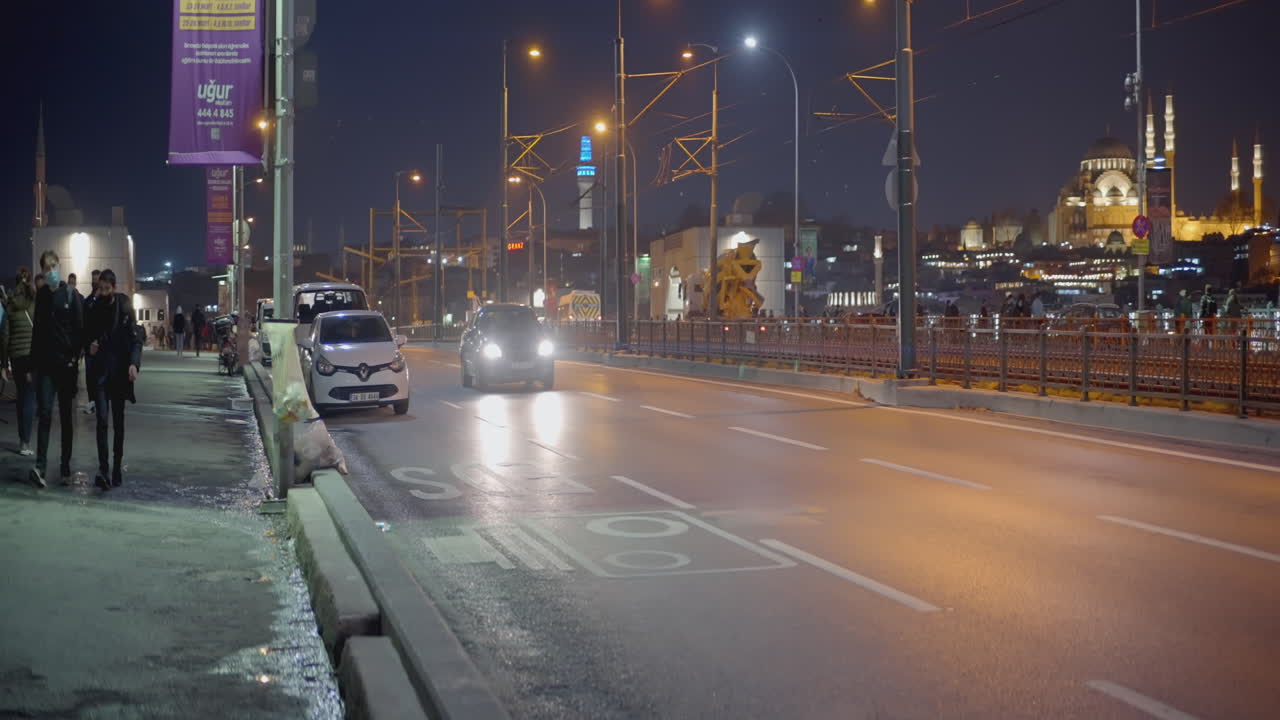 자동차와 모스크가 있는 이스탄불 시의 야간 장면