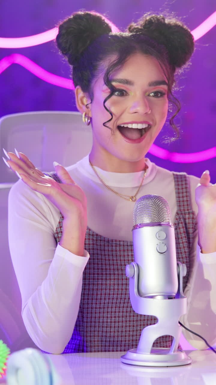 Donna che registra un podcast in studio
