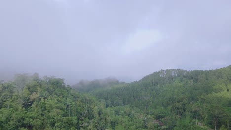 Imágenes-De-Drones-De-La-Niebla-Que-Se-Mueve-A-Través