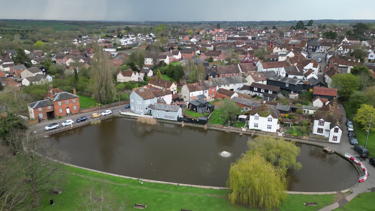 pueblo estanque en pequeña ciudad de essex gran dunmow essex reino unido aérea
