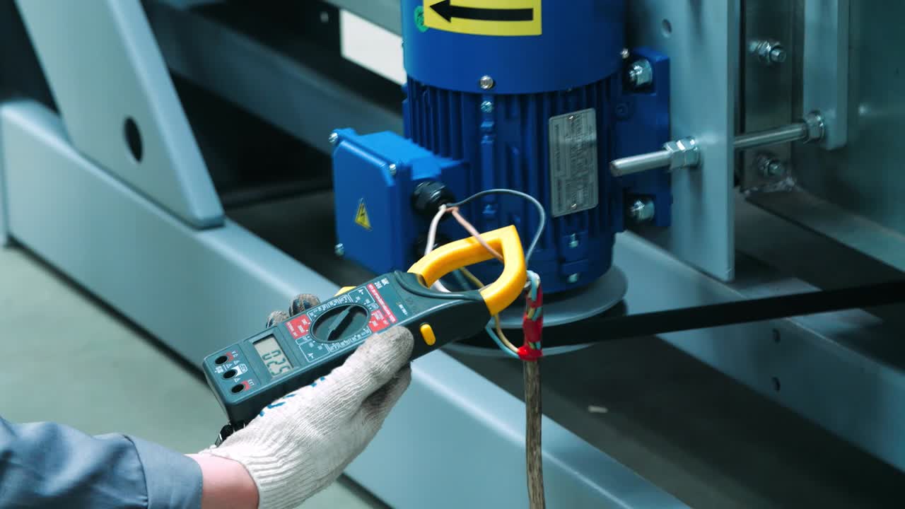 ingeniero con un multímetro en la mano dispositivo manual multifuncional profesional