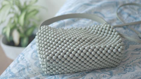 bolsa de cuentas de color gris claro