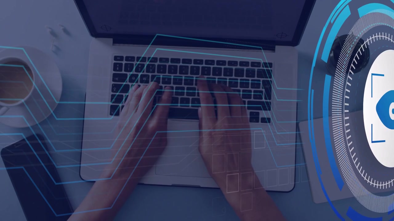 Dopo una breve pausa, linee blu svaniscono sulla tastiera, mani che digitano mentre un HUD ruota, mostrando dati.