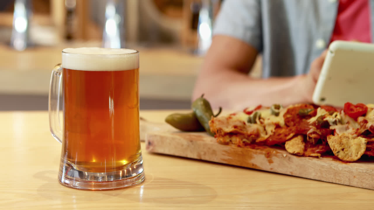 레스토랑 4k에서 디지털 태블릿을 사용하는 남자