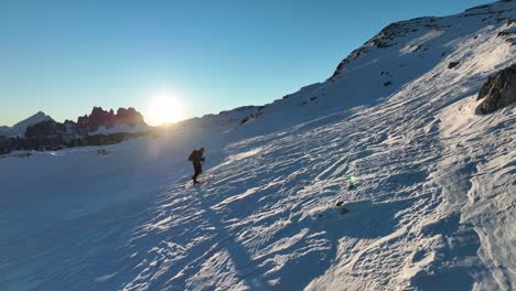 在日出時在多洛米特山脈滑雪