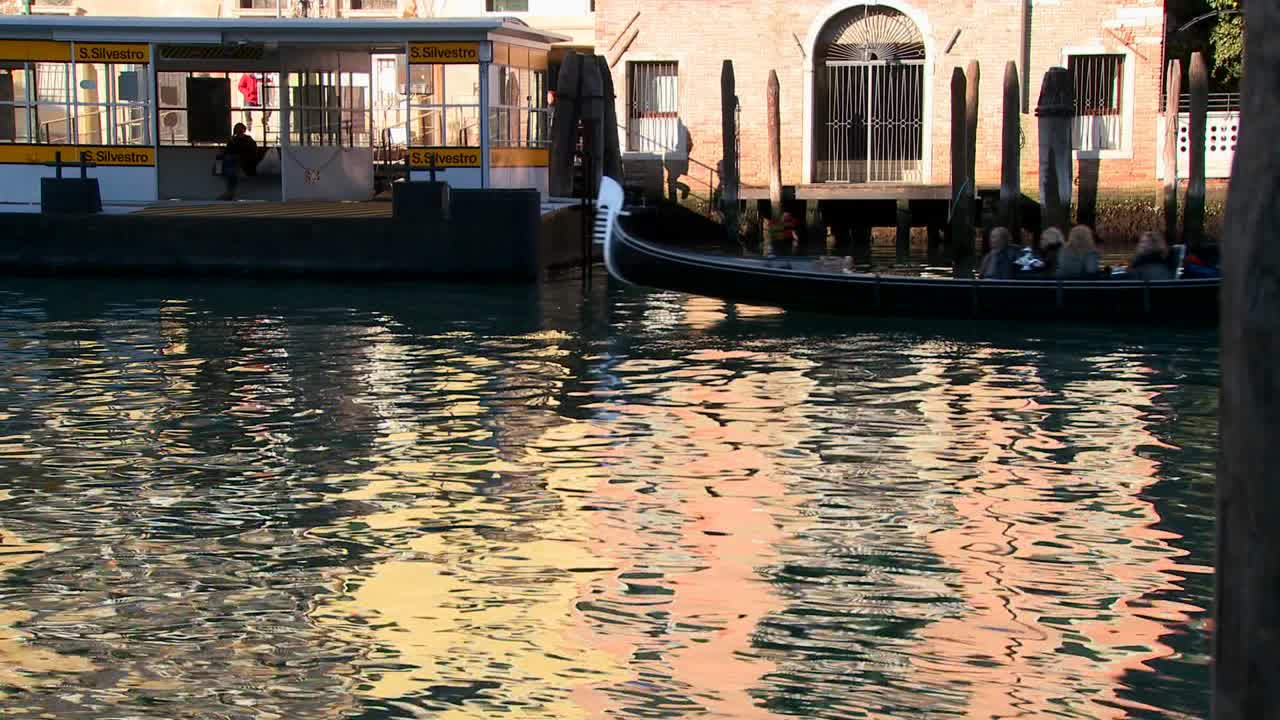 이탈리아 베니스 1의 아름다운 다채로운 물을 가로지르는 곤돌라