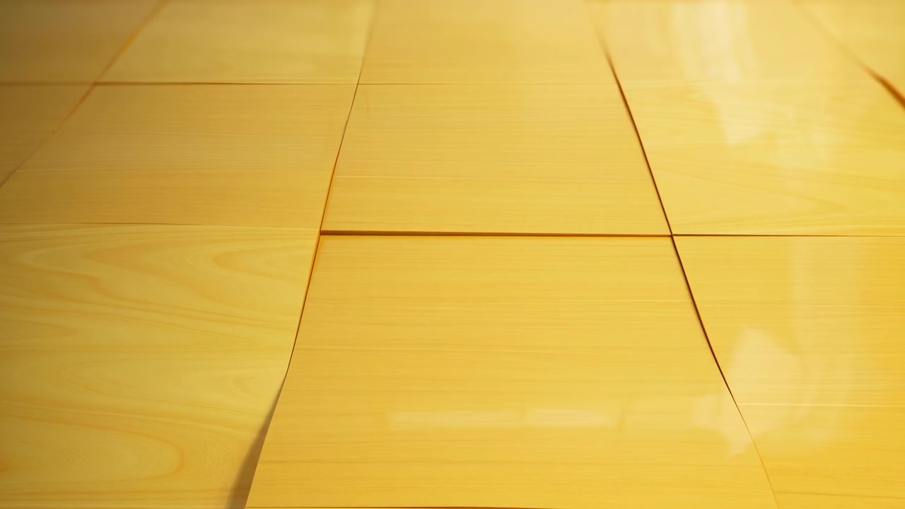 Primer plano de una superficie de madera de color amarillo dorado hecha de grandes paneles rectangulares con juntas visibles, reflejos brillantes y una cálida luz ambiental que llena el encuadre.