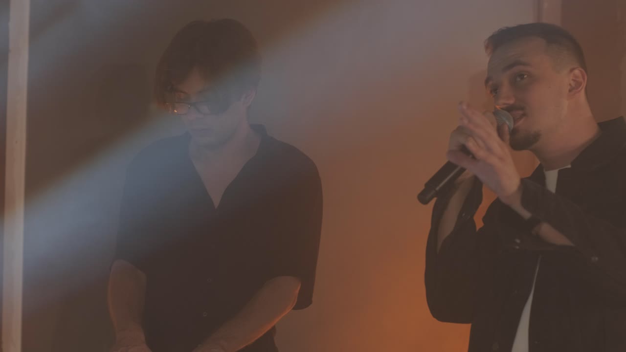 가수, 베이시스트, 피아니스트, 드러머, 기타리스트와 함께 라이브 밴드 공연