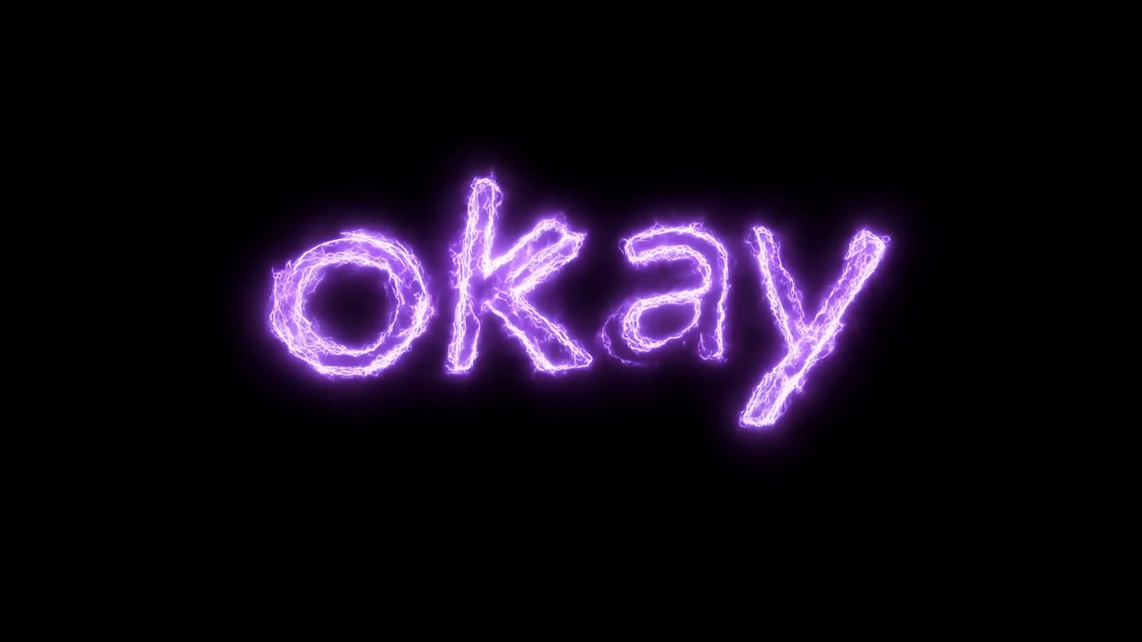 La parola "okay", di un viola brillante, appare in alto al centro su uno sfondo nero, con un bagliore elettrico crepitante, un'illuminazione soffusa e una composizione astratta minimale.