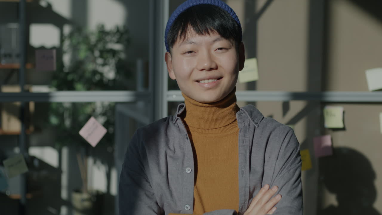 사무실에서 웃는 여자