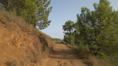 Rápido-Movimiento-Aéreo-Hacia-Adelante-Desde-Un-Camino-De-Montaña-Hacia-El-Cielo