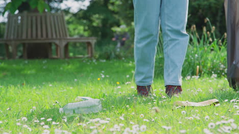 Primer-Plano-De-Voluntarias-Recogiendo-Basura-Y-Máscaras-De-Ppe-Desechadas-En-El-Campo