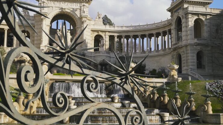Fontana e architettura del Palazzo delle Nazioni a Parigi, Francia