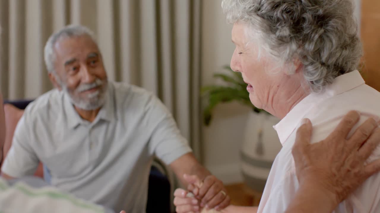 고통받는 다양한 고령 여성이 치료 세션에서 그룹과 이야기하고, 변형되지 않은, 느린 동작