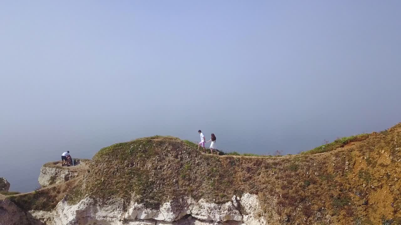 안개 가 많은 날씨 에 절벽 가장자리 에서 는 부부
