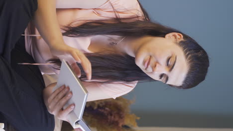 vertical video de anhelo por la familia, la mujer busca la reconciliación y ora.