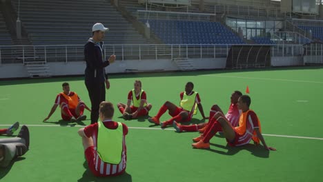 Jugadores-De-Hockey-Preparándose-Antes-De-Un-Partido.