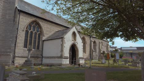 Gimbal-Aufnahme-Beim-Gehen-Durch-Den-Friedhof,-Der-Sich-Der-Kirche-Nähert