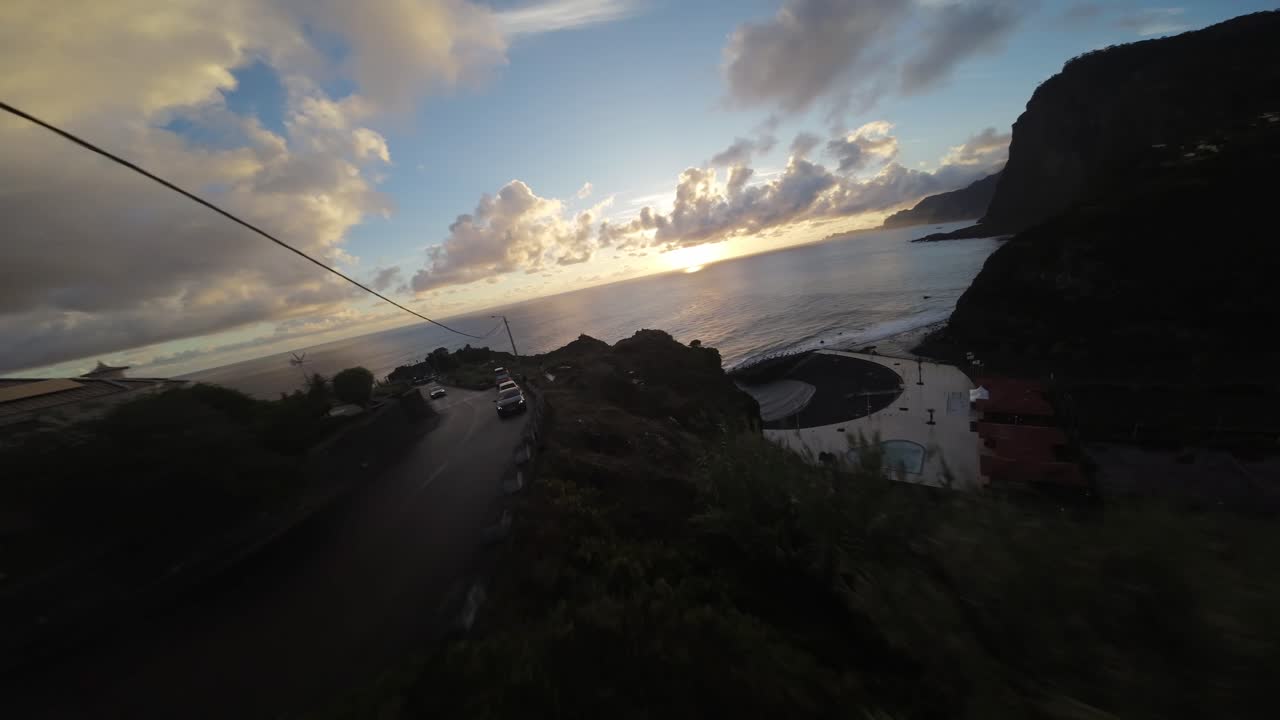 imágenes de drones fpv en madeira, portugal, filmadas al amanecer en el lado del mar con acantilados circundantes y océano