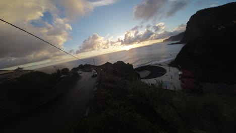 imágenes de drones fpv en madeira, portugal, filmadas al amanecer en el lado del mar con acantilados circundantes y océano