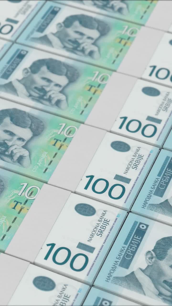 video vertical de billetes de 100 dinares serbios impresos por una prensa de dinero