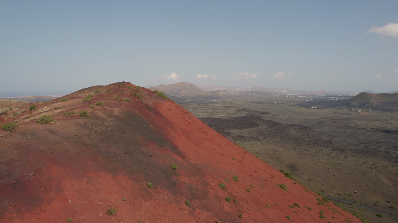 카나리아 제도의 건조한 땅에서 공중 풍경 푸시 인 샷