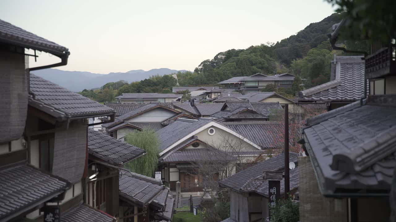 una vista panorámica de los tejados de sannenzaka en kioto, que muestra la arquitectura tradicional y las calles estrechas que encarnan el encanto histórico y el patrimonio cultural de la ciudad.