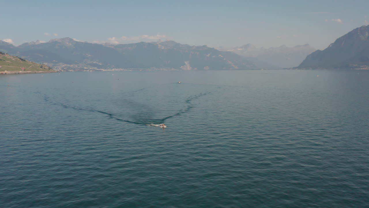 제네바 호수 위를 달리는 작은 모터보트의 아름다운 공중
