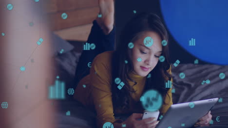 múltiples iconos digitales flotando contra la mujer usando tableta digital y teléfono inteligente en casa