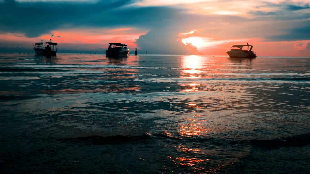스피드 보트와 함께 아름다운 일몰