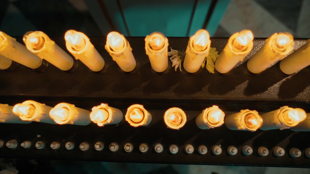 Tända ljus som offergåvor i en helig kyrka i Neapel