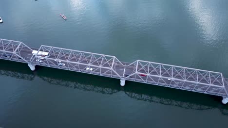 punto de vista de pájaro sobre el puente de tom feos, sylvania