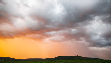 Hermosa-Puesta-De-Sol-Mientras-Las-Tormentas-Se-Mueven-A-Través-De-Wisconsin