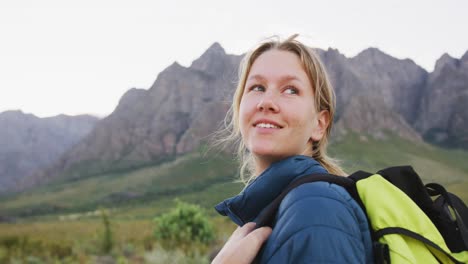 Kaukasische-Frau,-Die-Die-Landschaft-Genießt