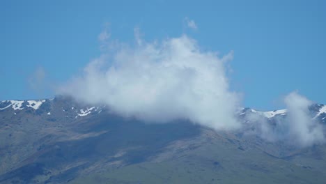la deriva de las nubes serenas cerca de la majestuosa cordillera, creando una vista alpina impresionante